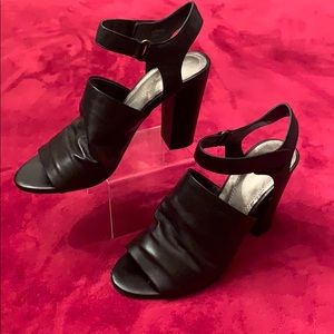 Tahari block heels size 6.5, EUC